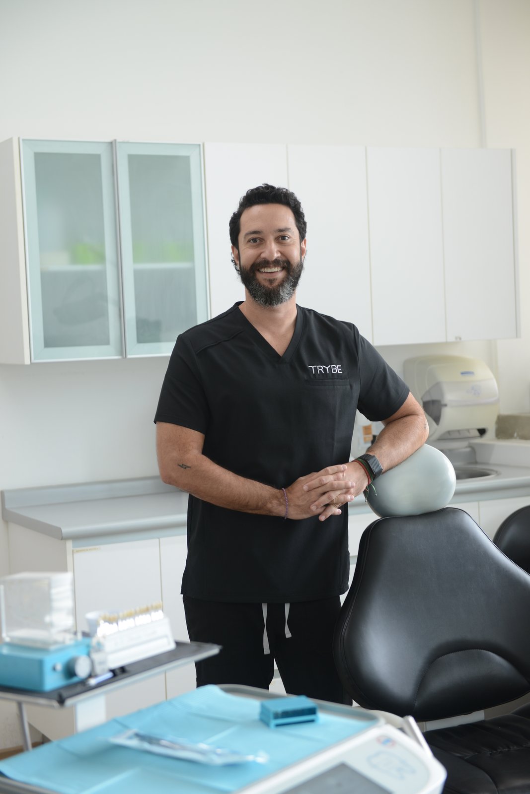 Dr. Alejandro Mora — Specialist in biological and minimally invasive dental veneers, Costa Rica